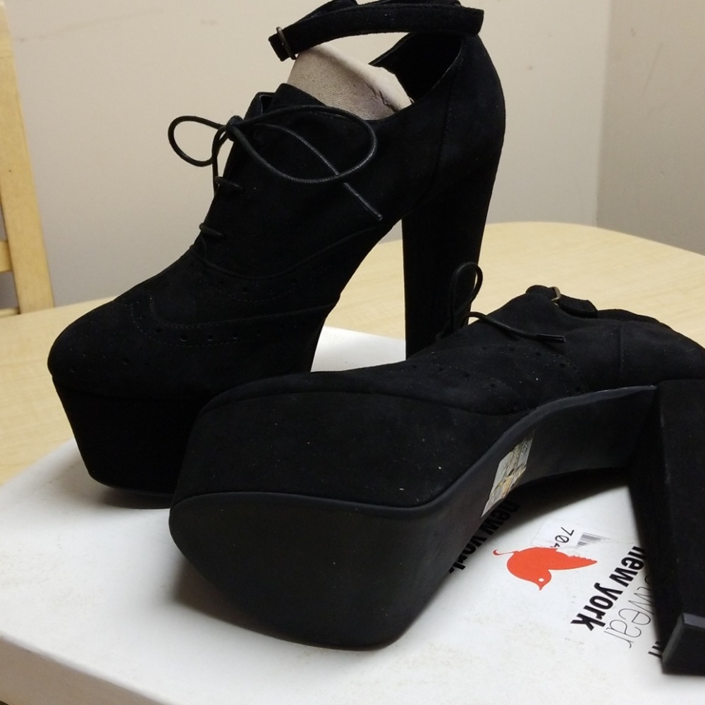 Shoes - Picture 3 of 4